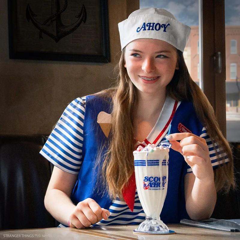 Vaso y pajita para batido cinereplicas stranger things scoops ahoy