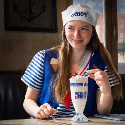 Vaso y pajita para batido cinereplicas stranger things scoops ahoy
